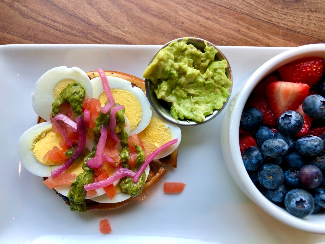 Proteinreiches Frühstück mit Joghurt und Beeren